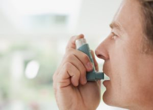 hombre usando inhalador
